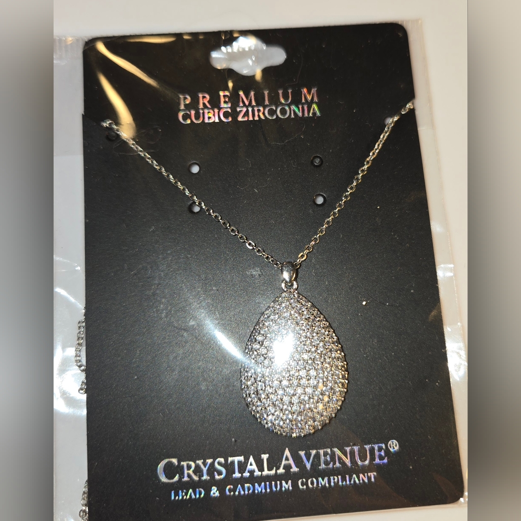 Silver Teardrop Necklace 22$